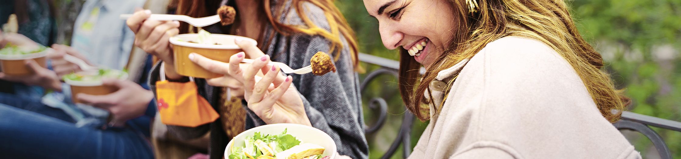 food on the go, people eating on a bench